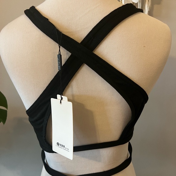 Cross Cross Crop 🖤 - Picture 2 of 4